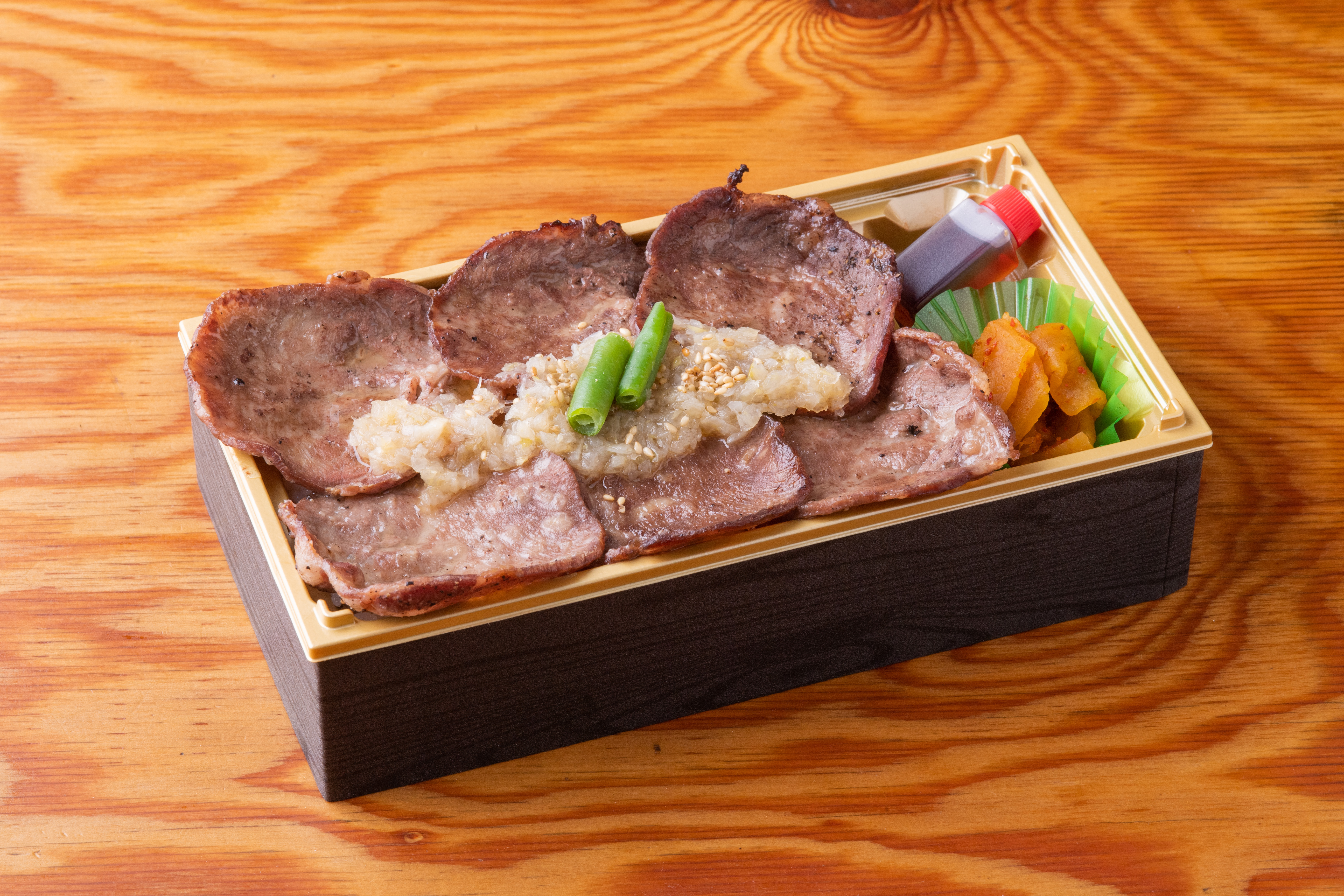 はみ出るネギ塩牛タン弁当